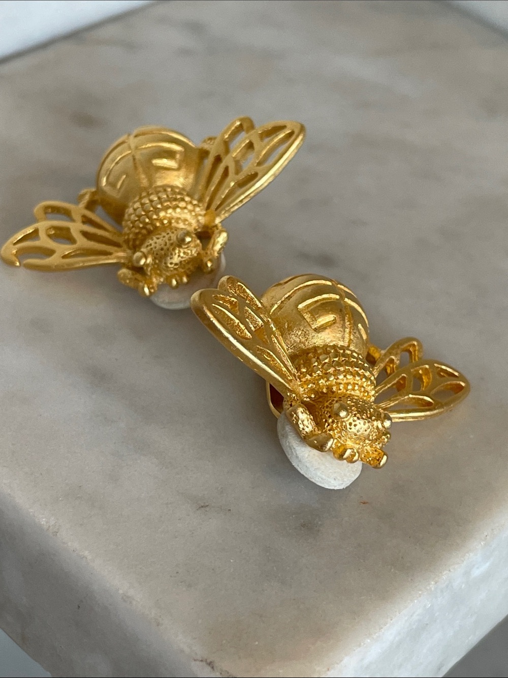GIVENCHY Vintage 1980's 4G Logo Gold Plated Bee Insect Clip On Earrings - Picture 14 of 17